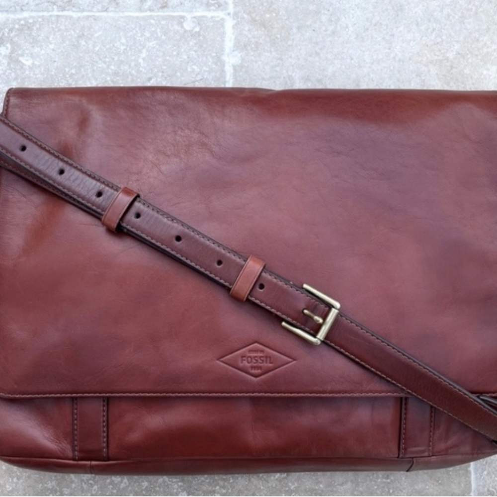 FOSSIL Genuine Leather Messenger Bag *Like New